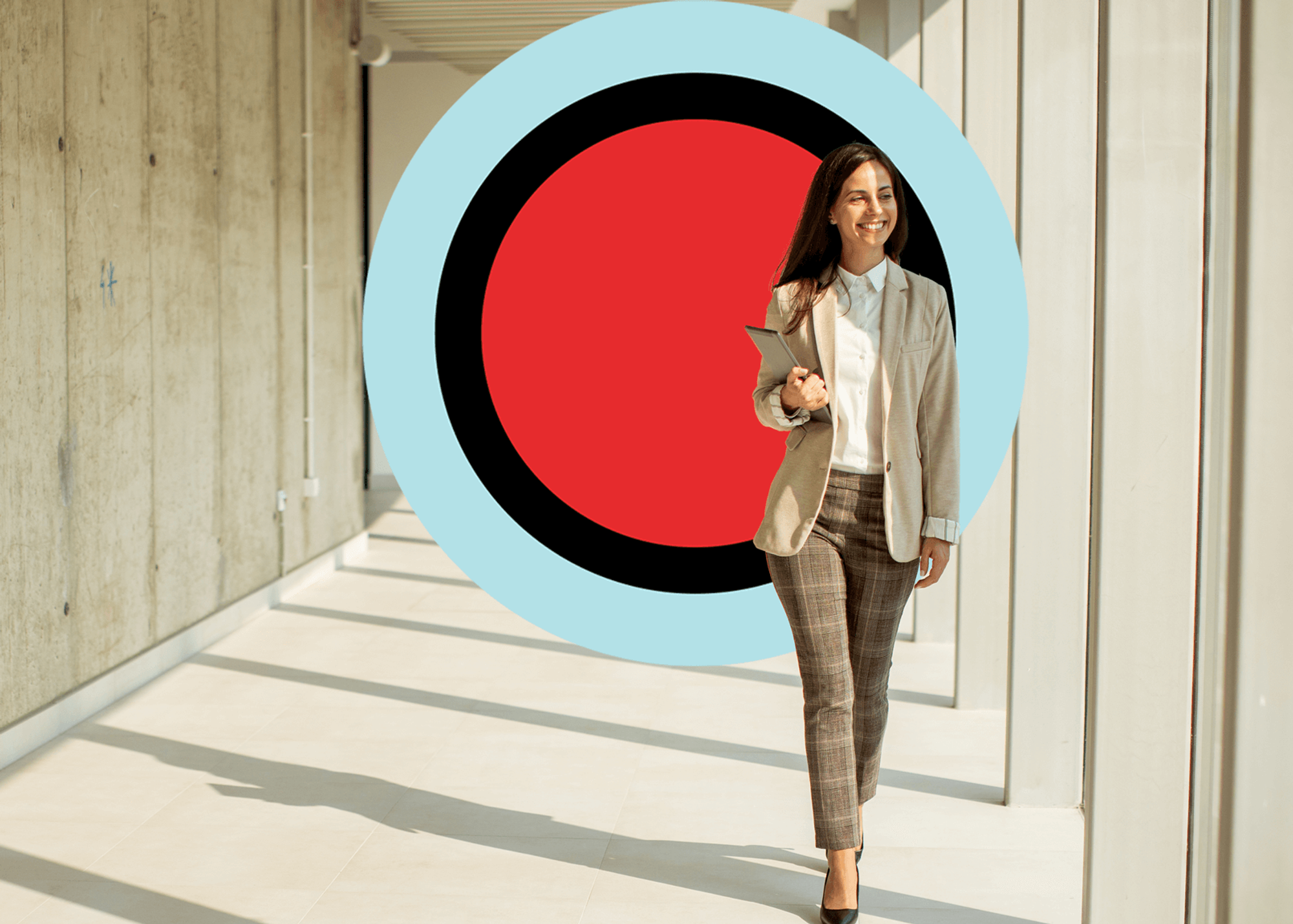 DPA professional loopt door een hal in een industrieel kantoorpand