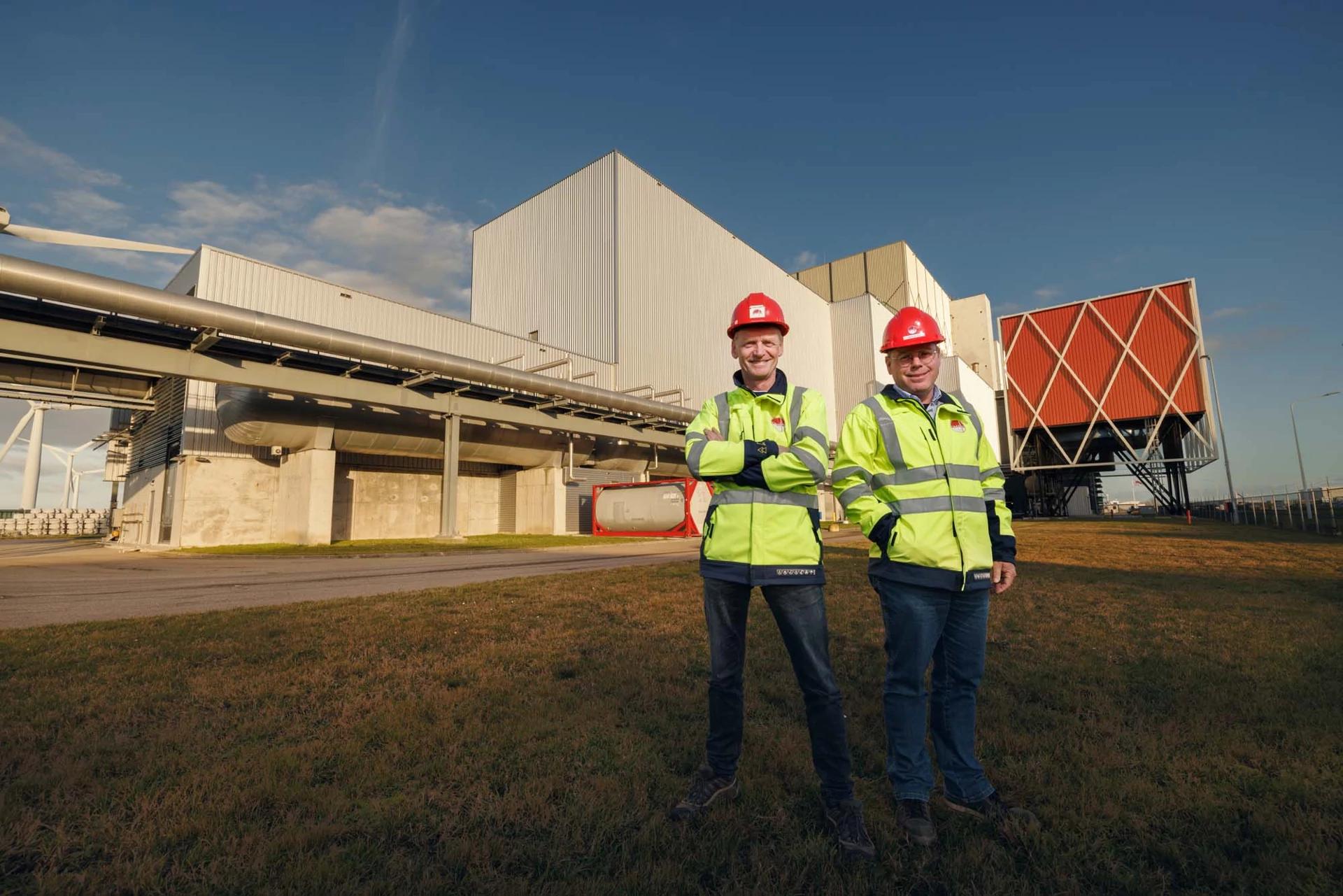 Twee mannen voor het gebouw van Omrin