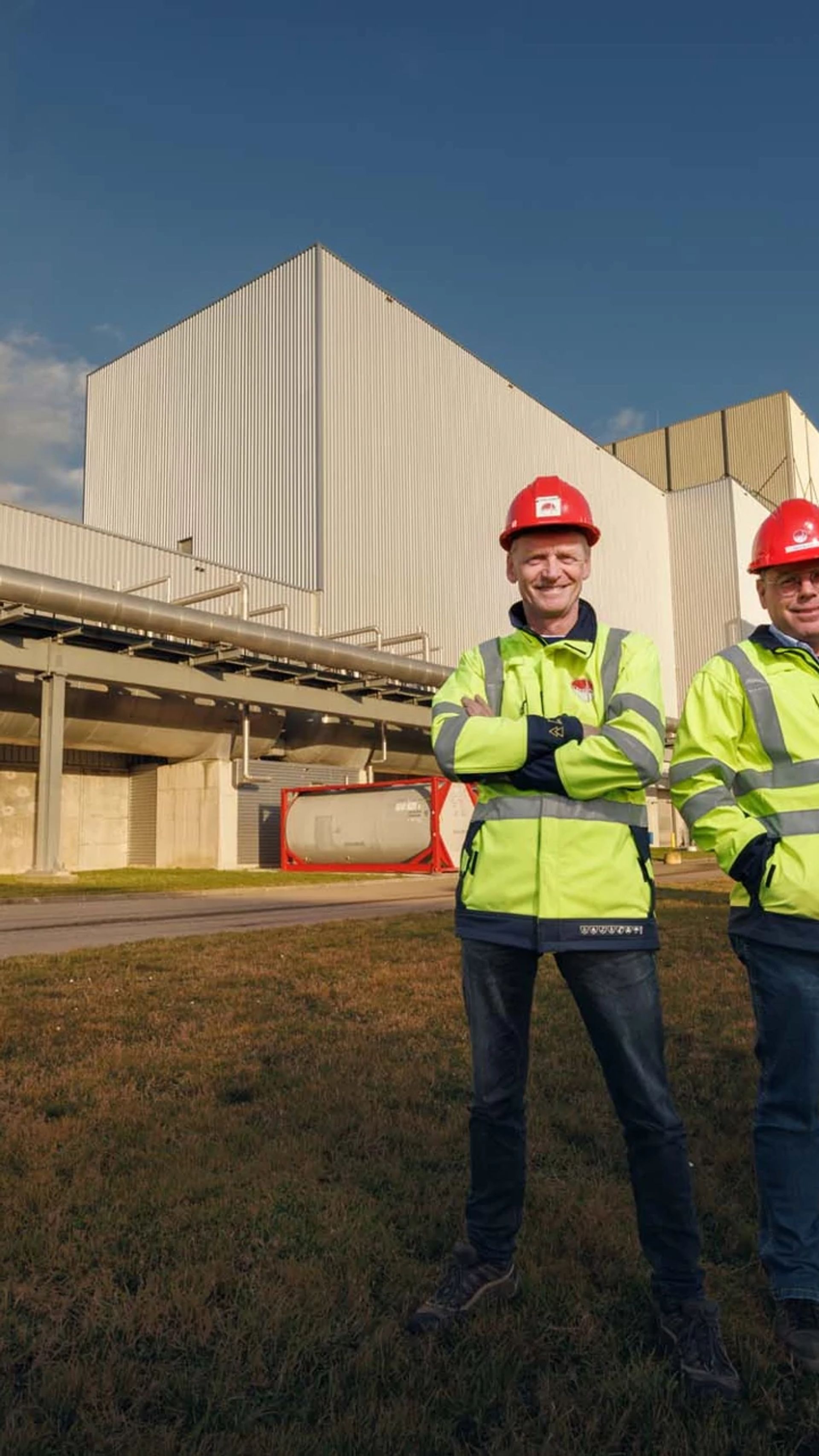 Twee mannen voor het gebouw van Omrin