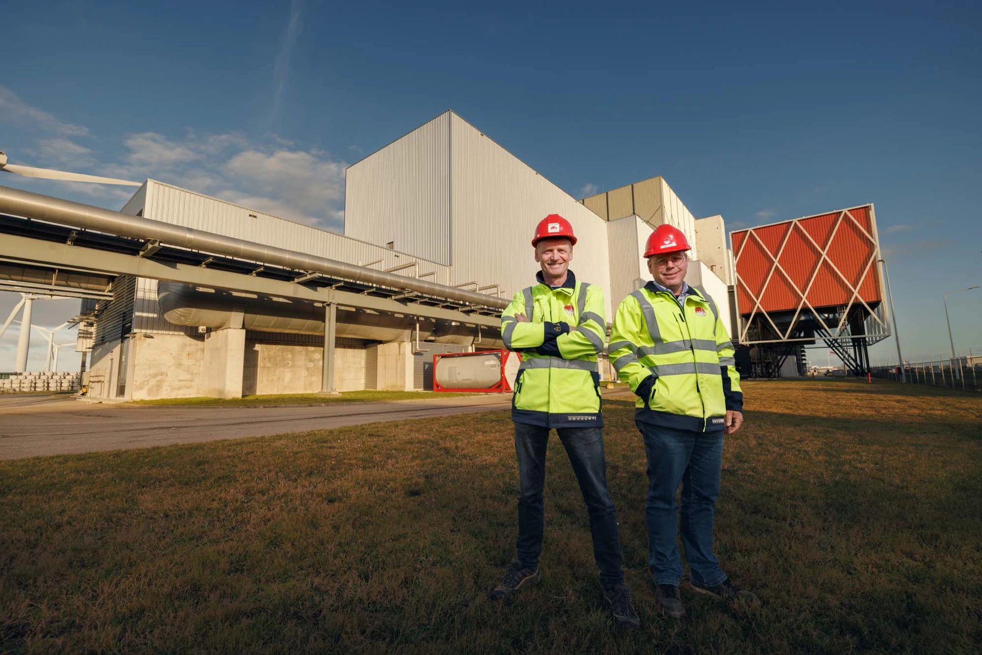 Twee mannen voor het gebouw van Omrin