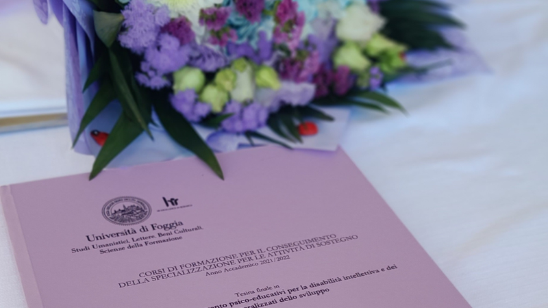 Copertina tesi lilla, glicine e viola