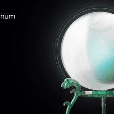 Szklana kula na metalowym trójnogu w perłowo-zielonych barwach w brandingu Kryptonum