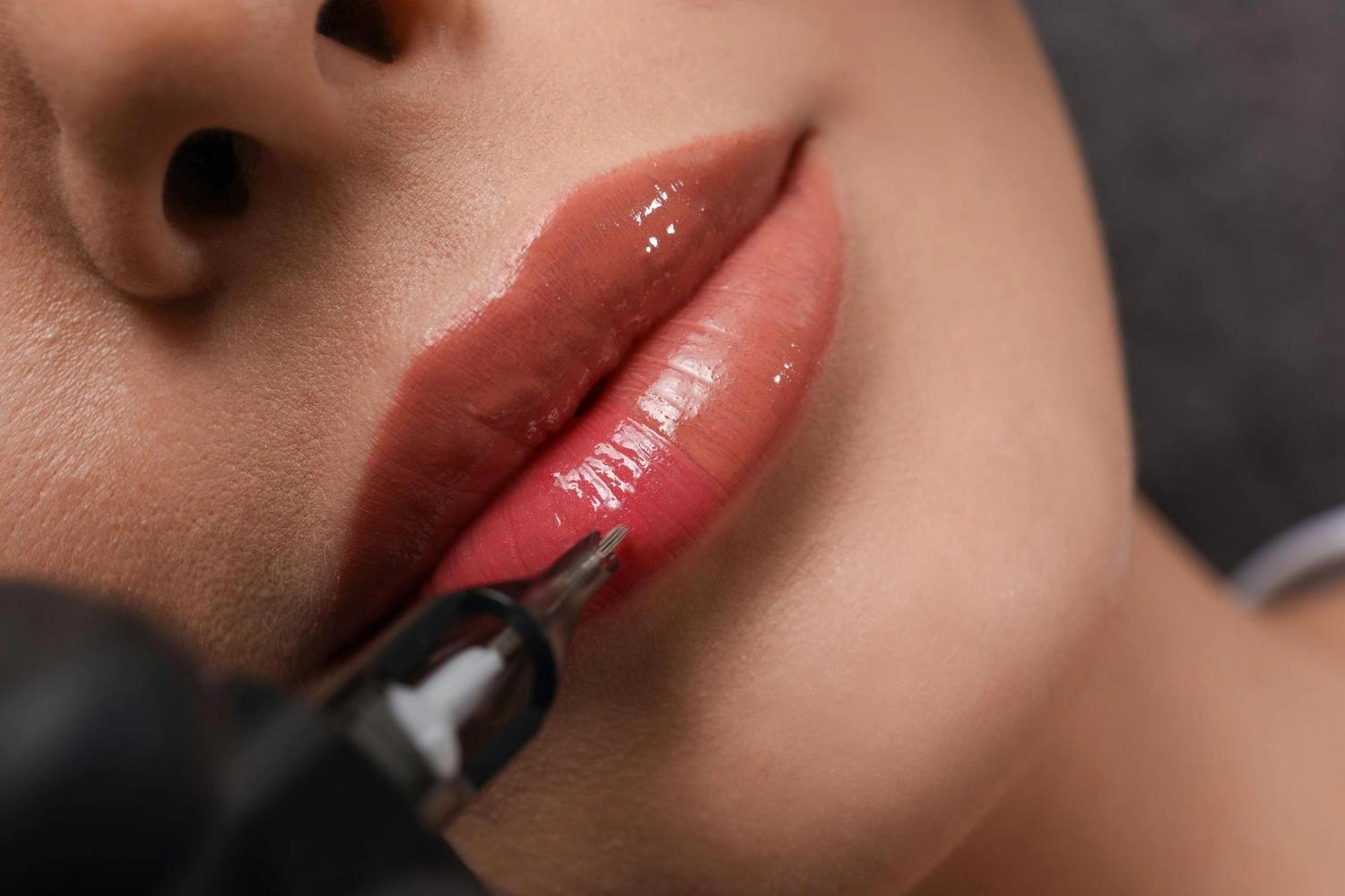 Close-up of lip blush pigmentation procedure in Berlin, showing natural lip tint being applied with a cosmetic tattoo machine