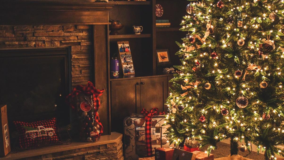 Here’s How To Decorate For The Holidays Like A Professional