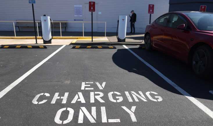 Big Business And Politicians Join Forces To Address EV Infrastructure Needs