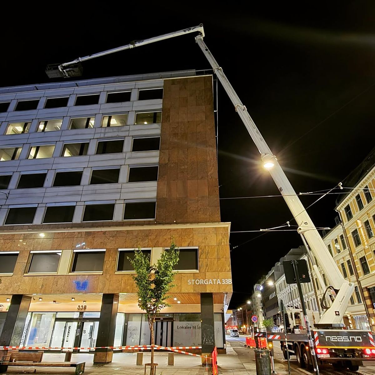 NEAS fasadevask med lift i Oslo natt