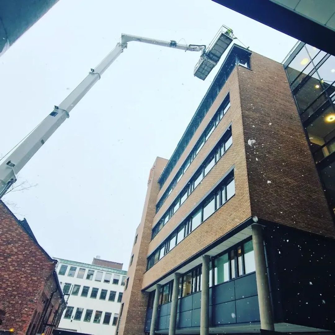 Vårrengjøring av fasade i Oslo: Slik fjerner du vintersmuss og veisalt