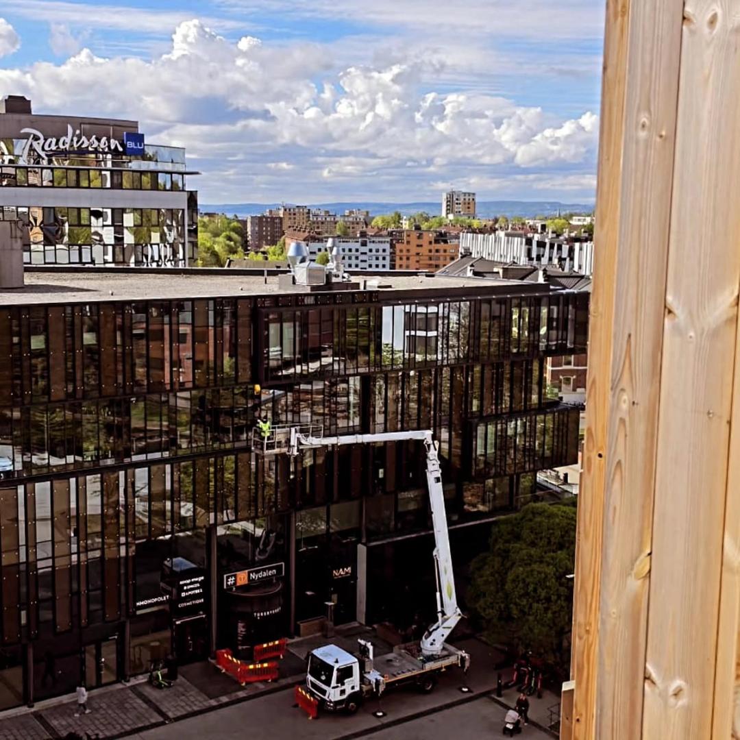 Effektiv vask av glassfasader: Teknologi og metoder for moderne arkitektur