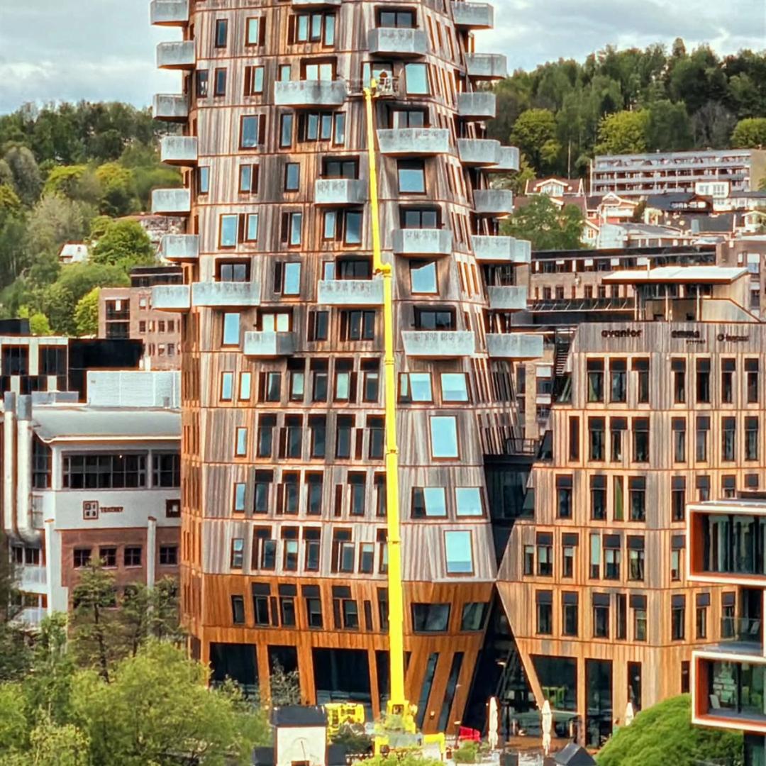 Rengjøring av kompleks arkitektur: Innovative metoder for utfordrende fasadegeometri