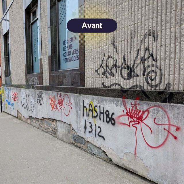 Muret de béton couvert de graffitis le long d'un édifice du centre-ville, avant le nettoyage