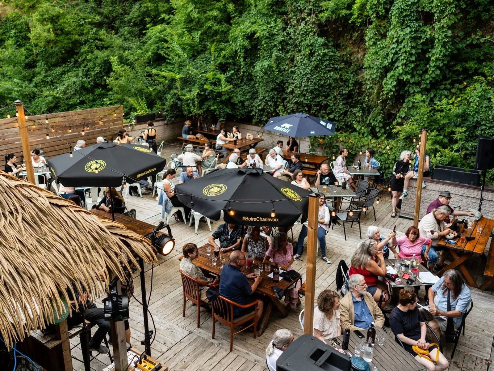 La terrasse de La Buvette du Centro, pleine de monde