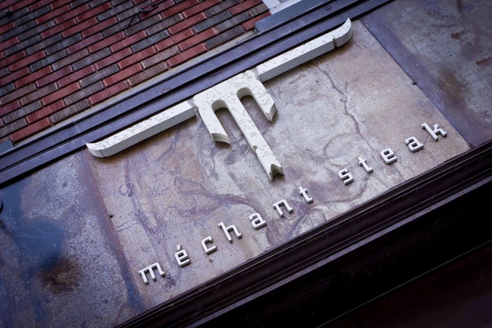 L'enseigne de Méchant Steak sur la façade