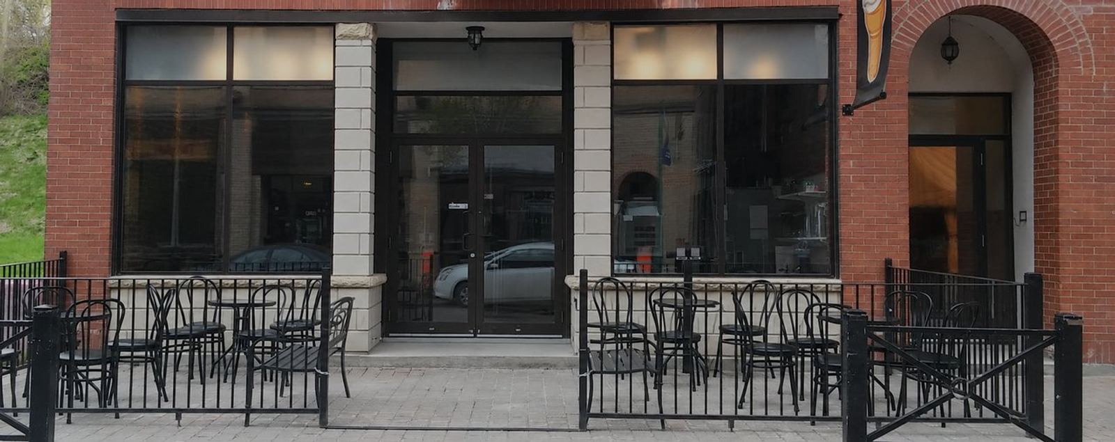 Façade et terrasse de Joyeux Délices