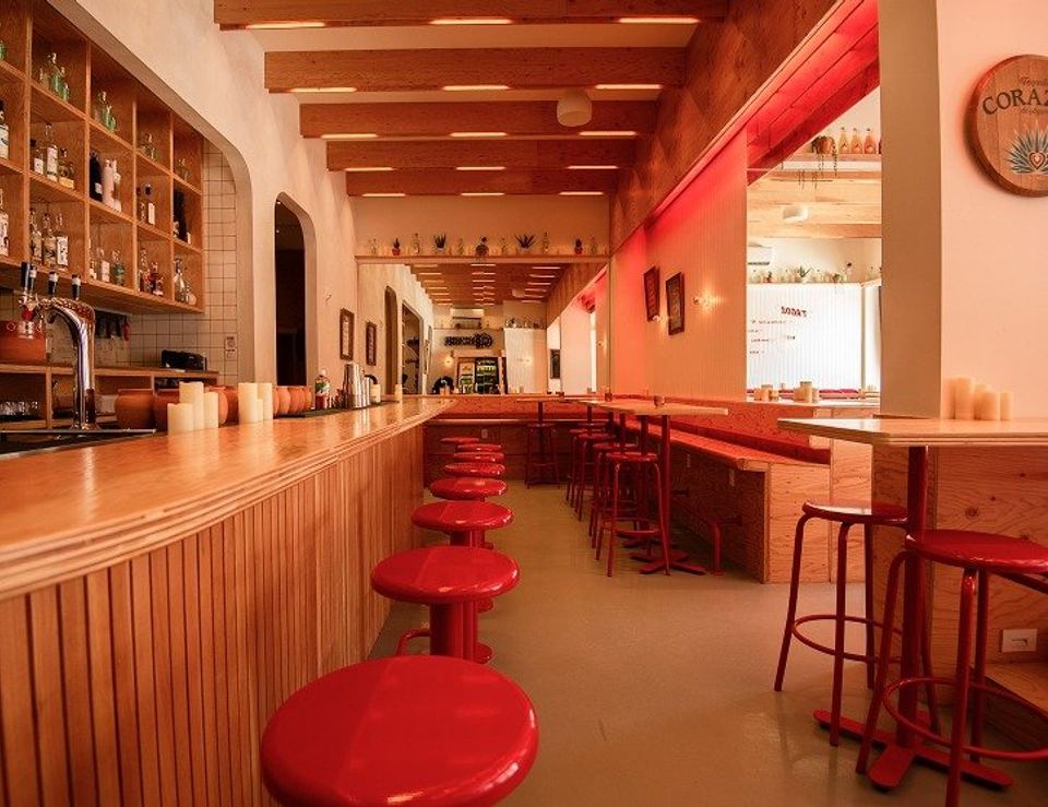 Le comptoir et ses tabourets rouges