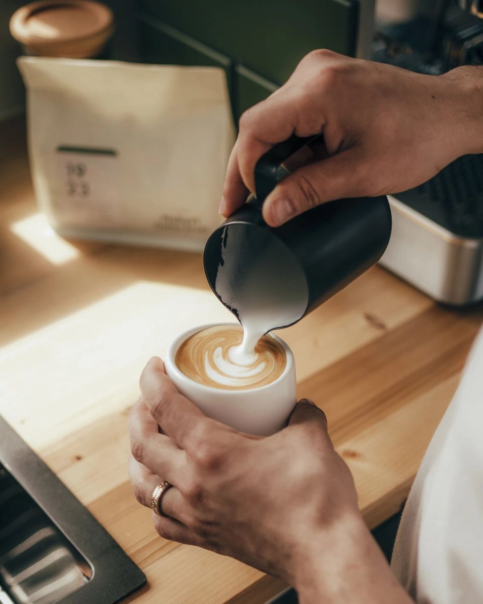 Latte art versé au comptoir
