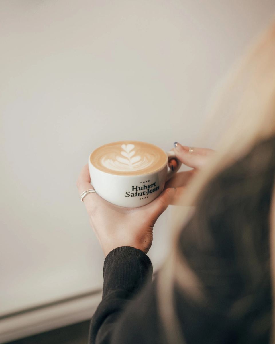 Un cappuccino tenu à deux mains