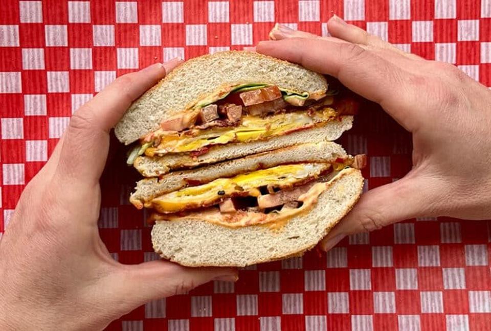 Sandwich déjeuner sur nappe à carreaux