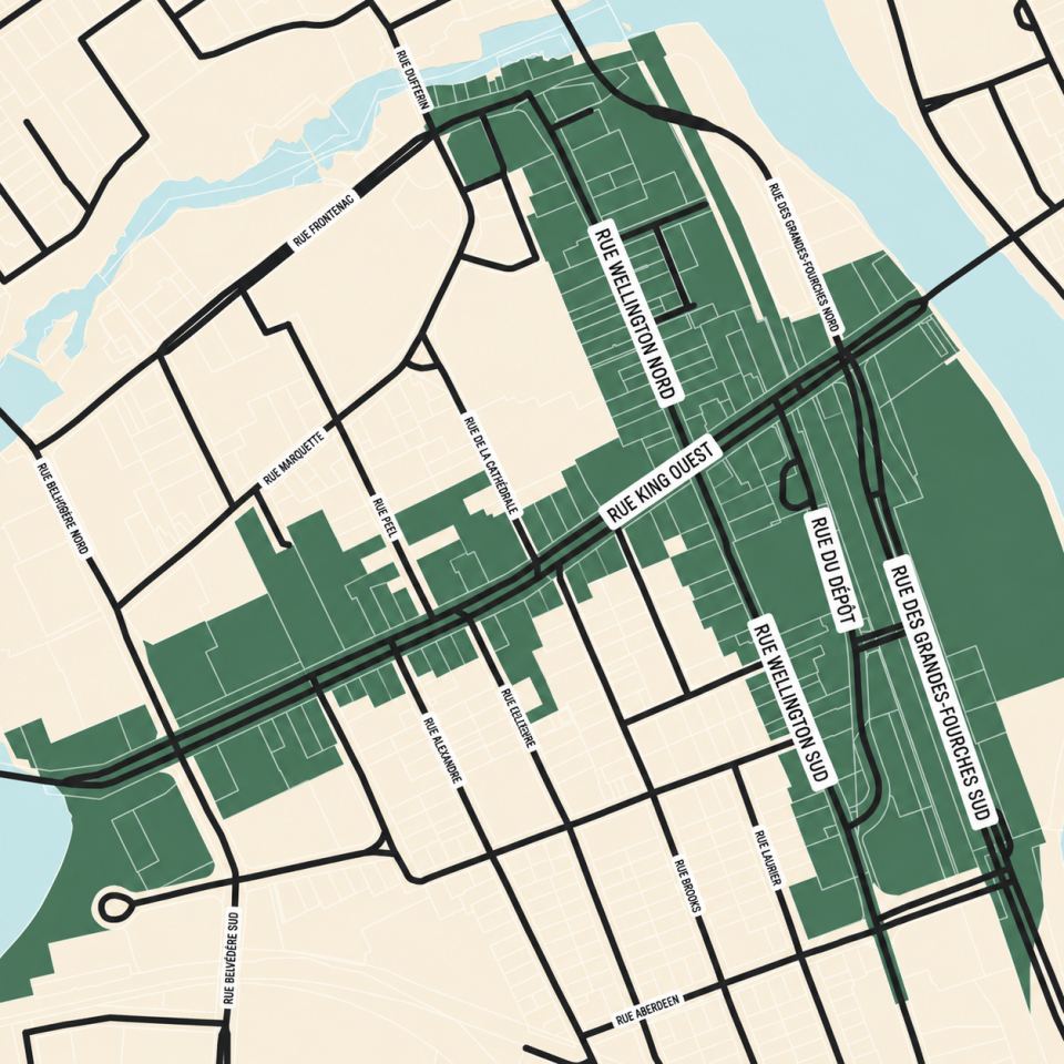 Carte du territoire de la SDC : en vert, les terrains qui bordent les rues Frontenac, Wellington Nord et Sud, King Ouest, du Dépôt et des Grandes-Fourches Sud.