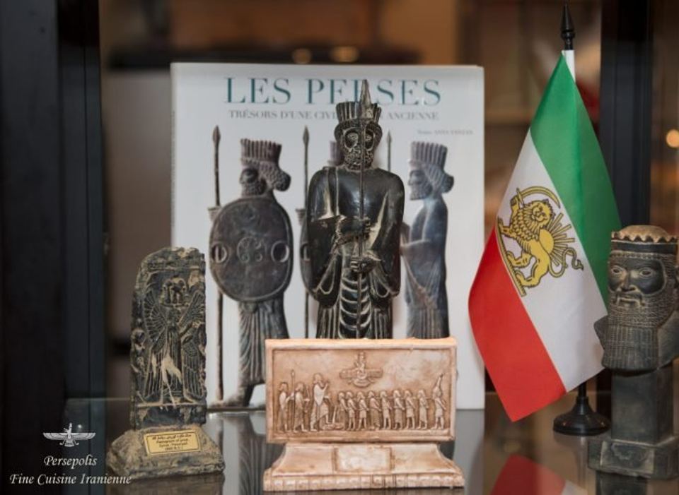 Objets d'art perse et drapeau iranien