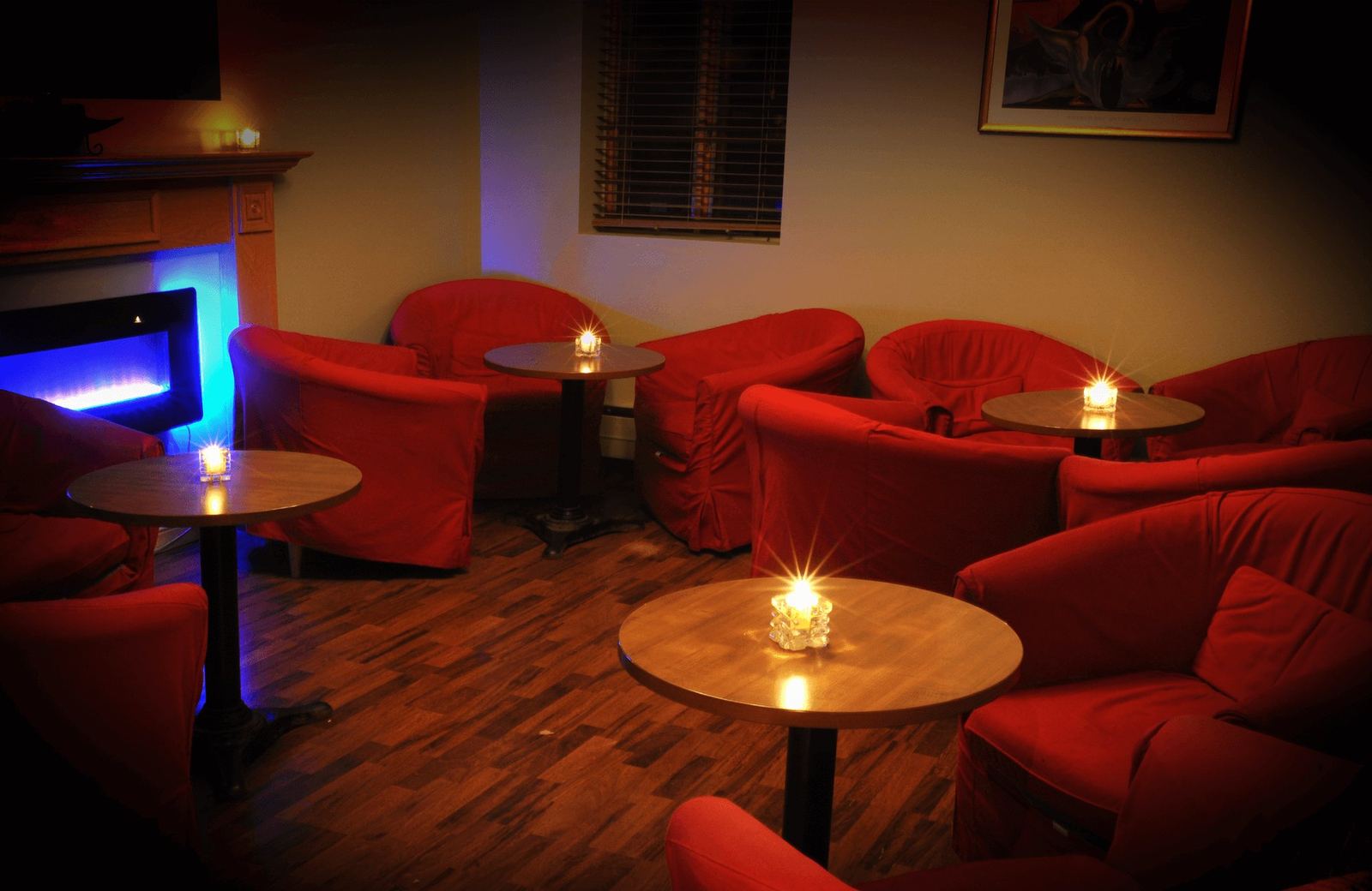 Salle aux fauteuils rouges à la chandelle