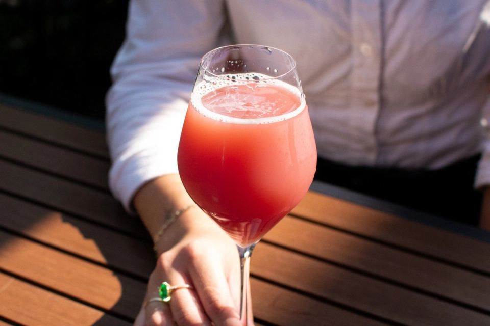 Cocktail rosé servi au King Hall