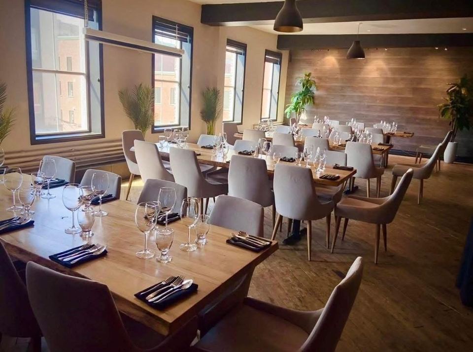 Salle dressée pour un groupe
