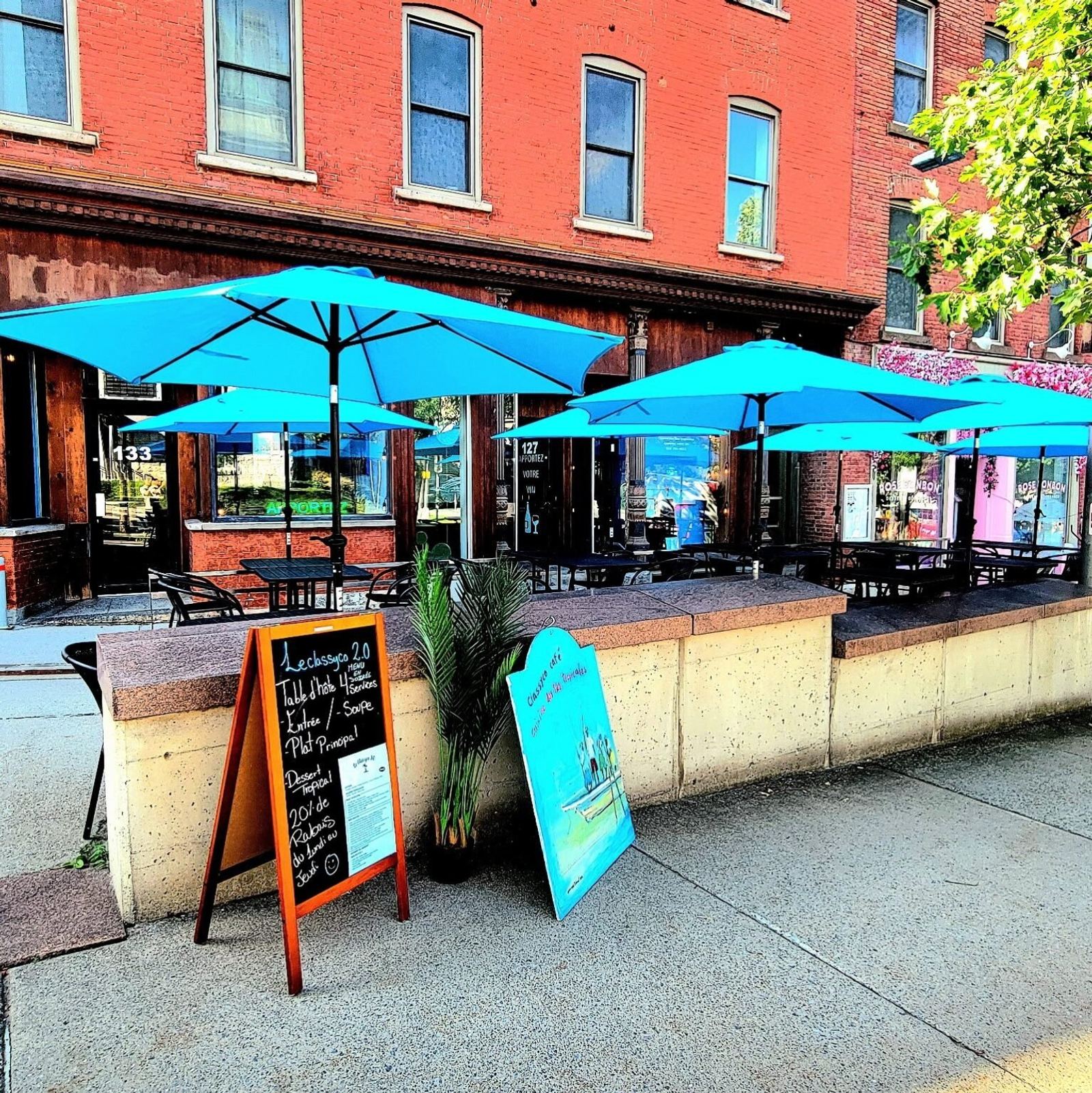 La terrasse sur la rue Frontenac