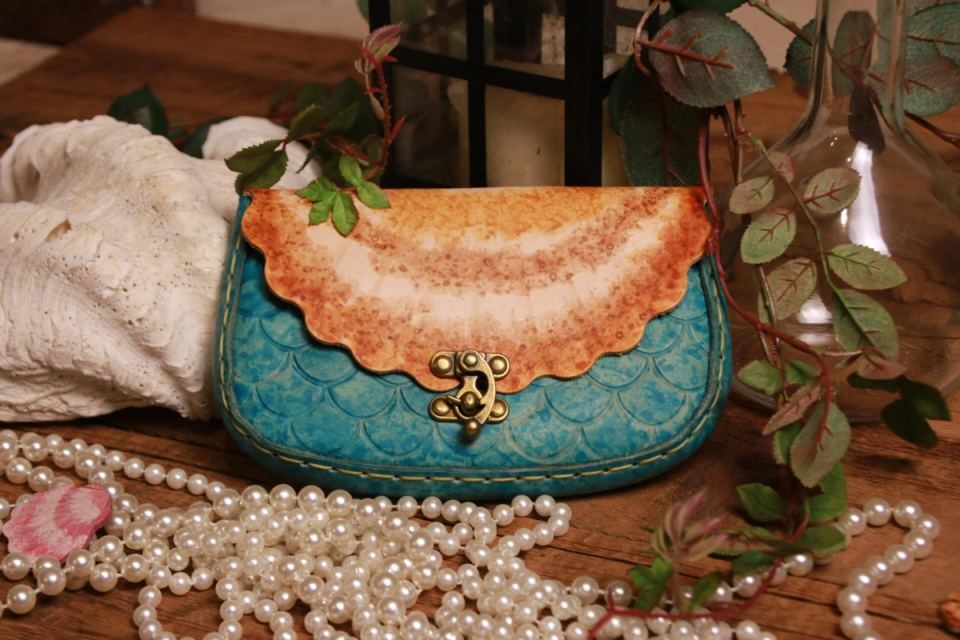 Sac à main décoré, entouré de perles
