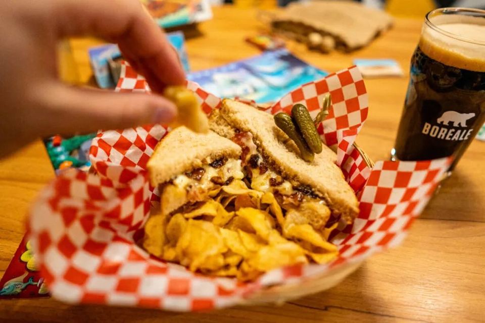 Nachos et bière au pub