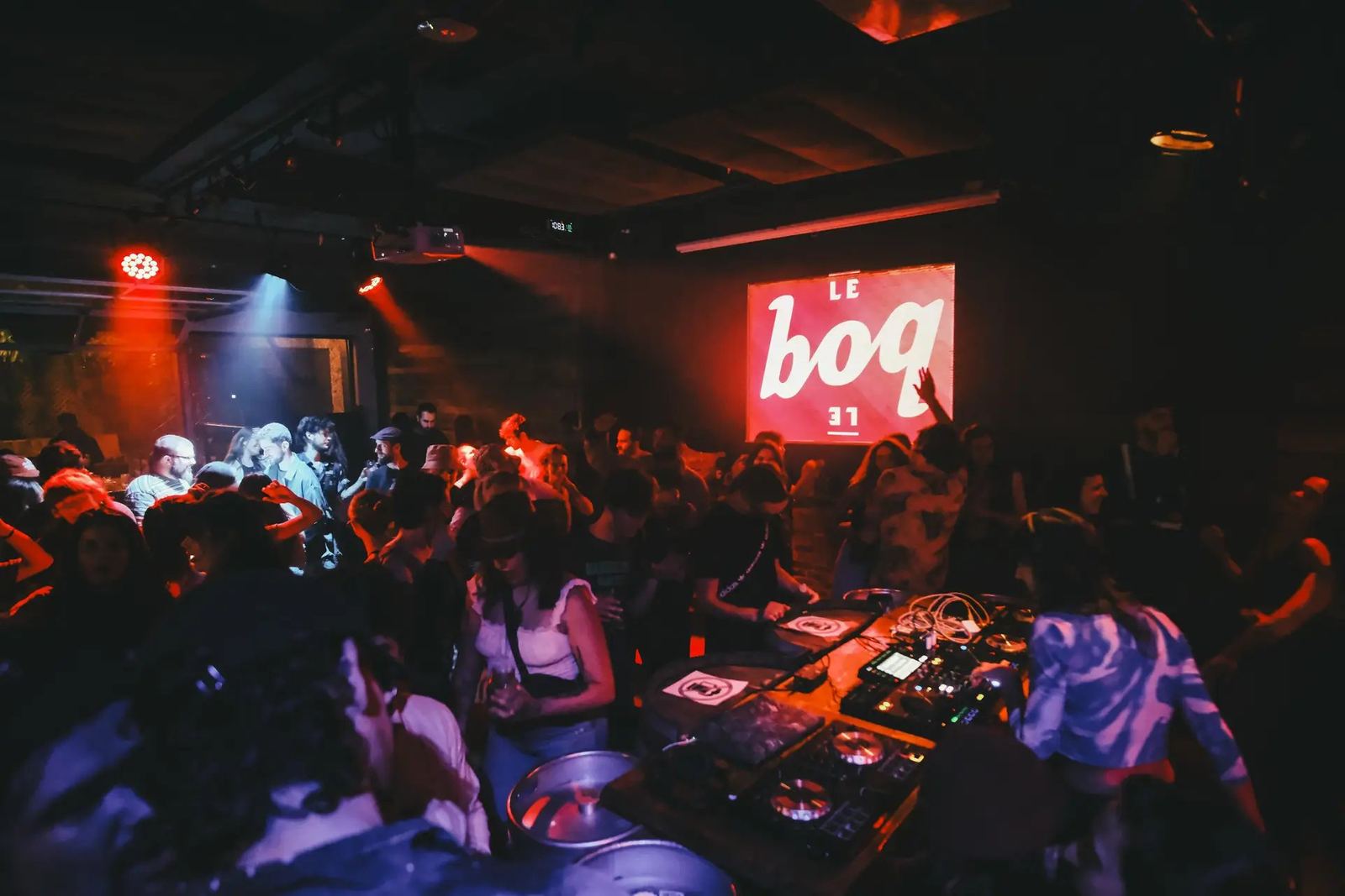 Soirée devant la scène du Boq