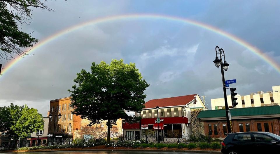 Vue de la rue un jour d'arc-en-ciel