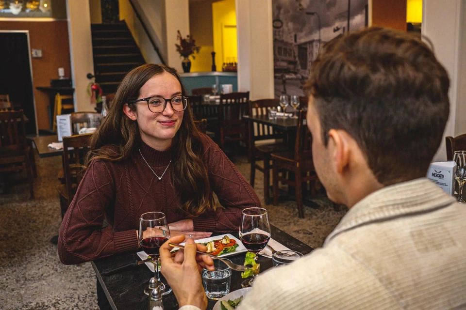 Un couple attablé dans la salle à manger de Pizzicato