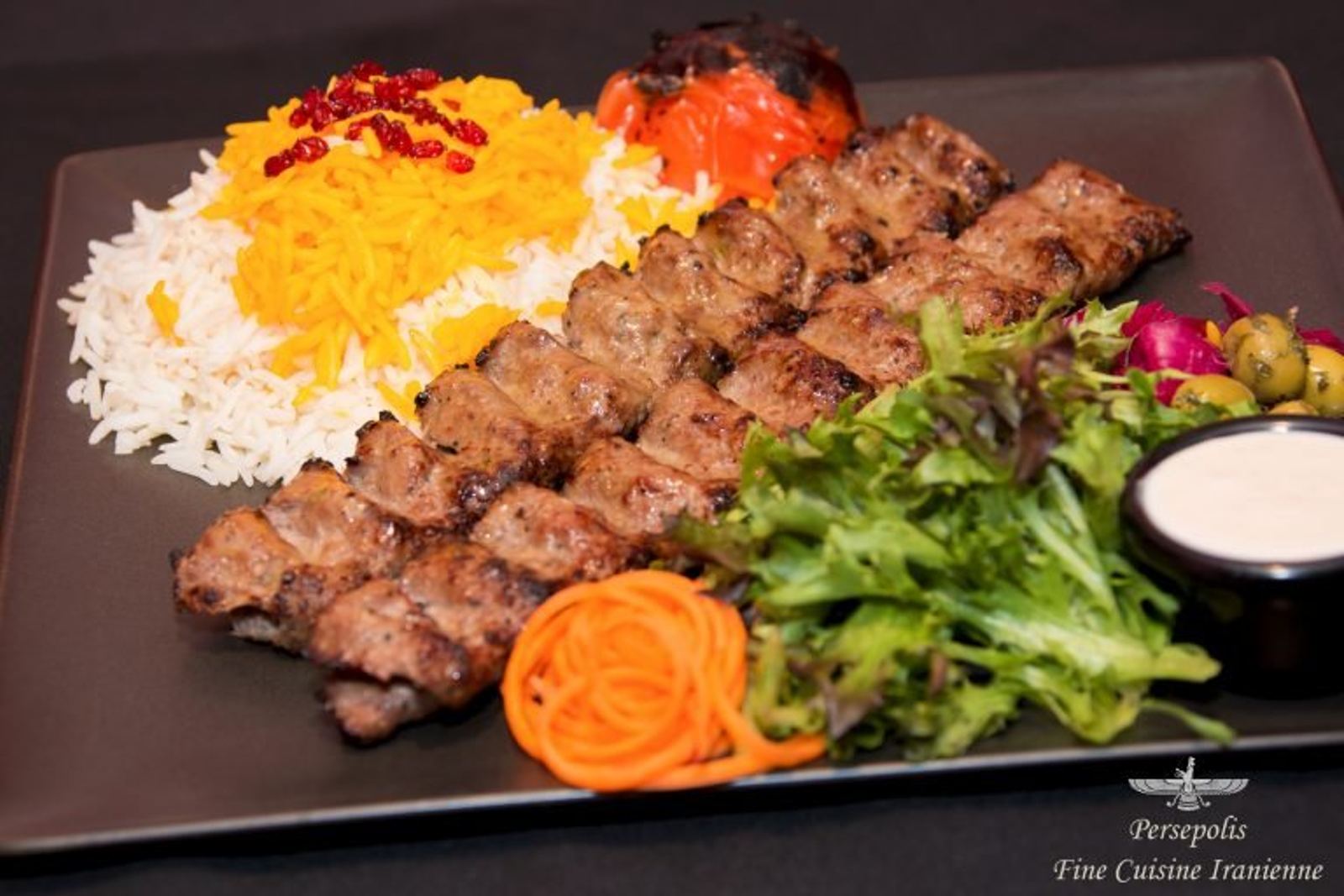 Brochettes de kebab, riz au safran et salade