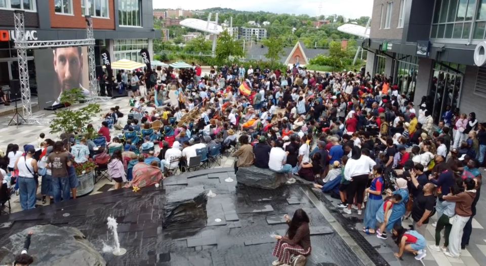 Foule réunie devant l'écran géant pour un match de la Coupe du monde au centre-ville