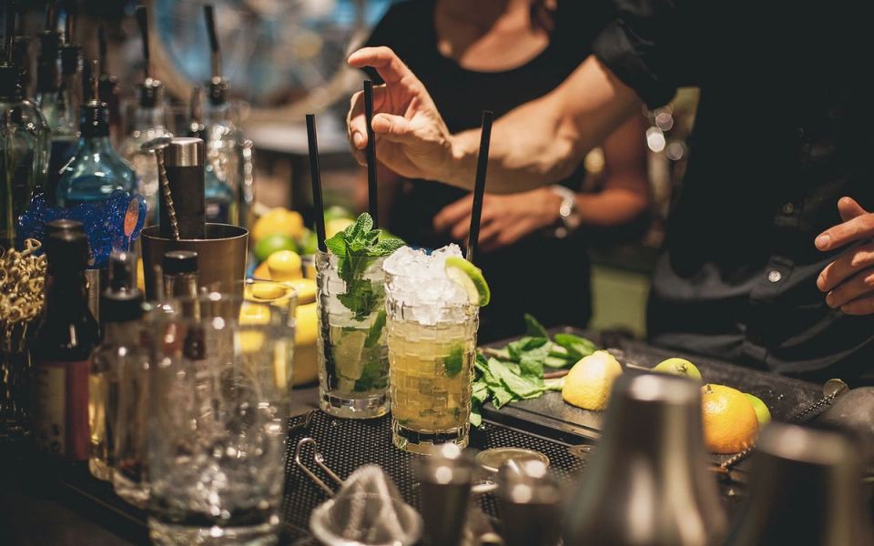 Cocktails préparés au bar