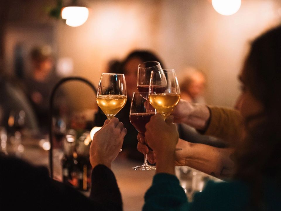 Des clients trinquent au vin blanc chez Vin Polisson