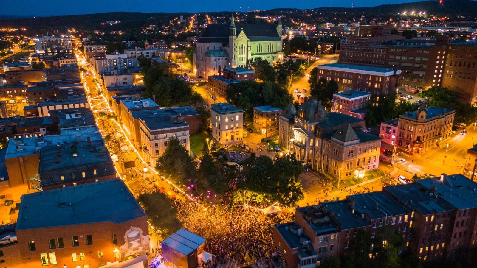 Vue aérienne du centre-ville de Sherbrooke en soirée