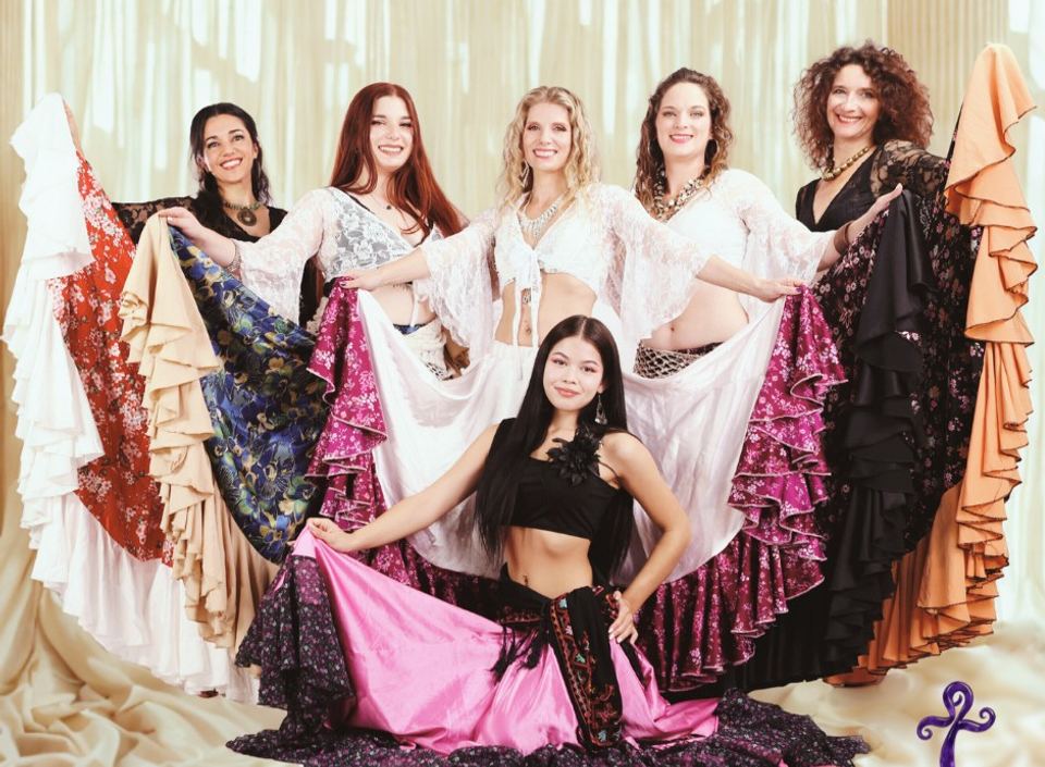 Danseuses de la troupe en grandes jupes de danse tzigane