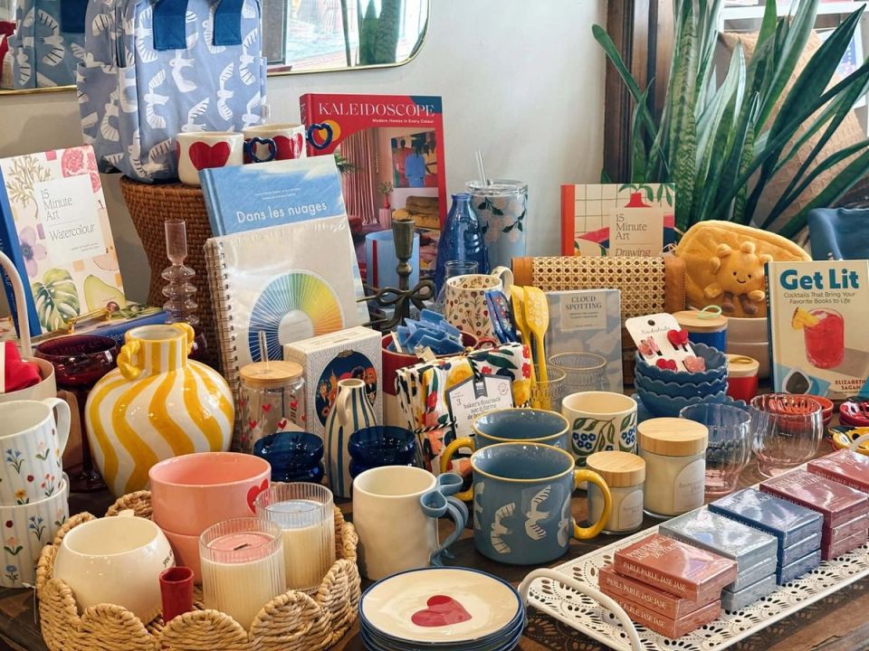 Tasses, bougies et papeterie en boutique