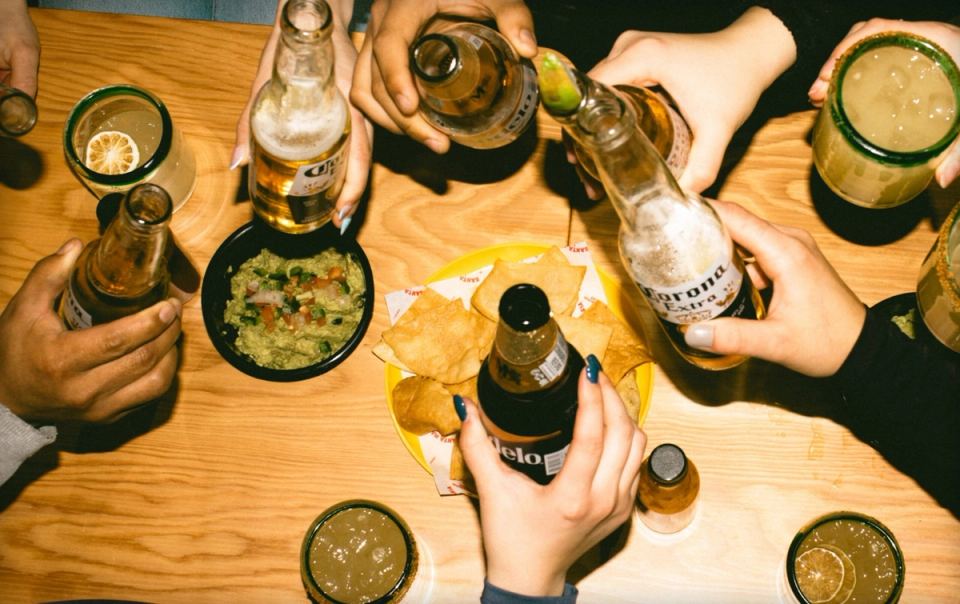 Guacamole, nachos et bières entre amis