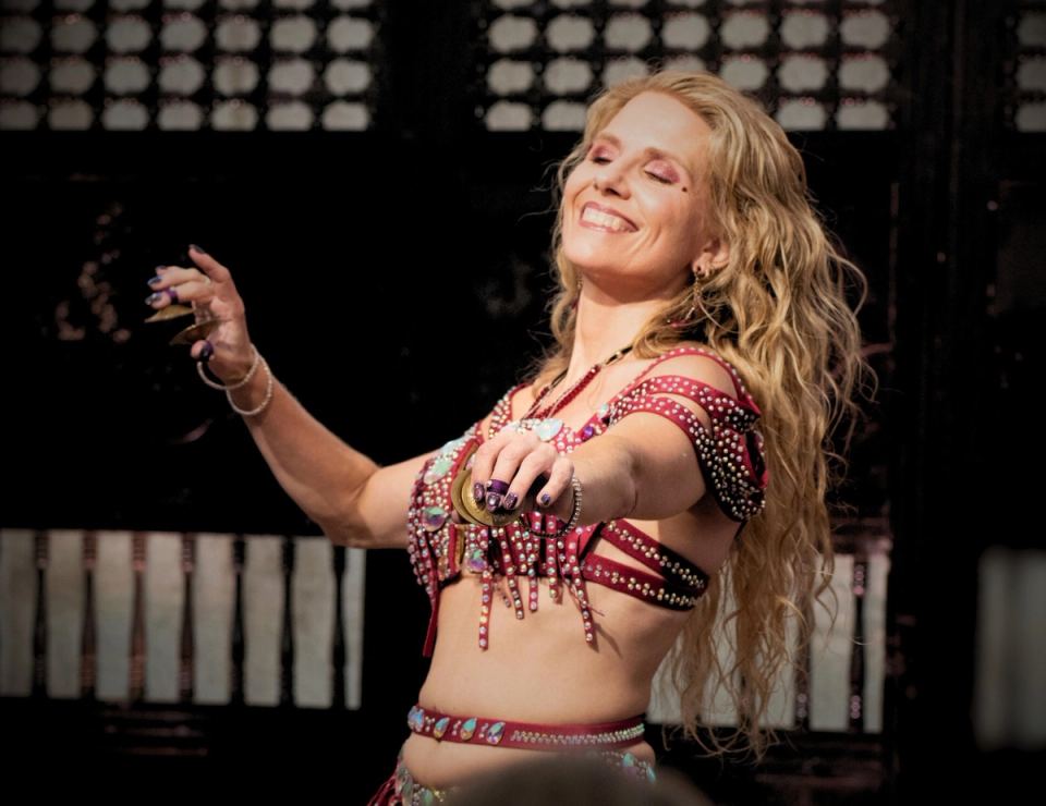 Anka en spectacle de danse orientale, cymbales à doigts en main