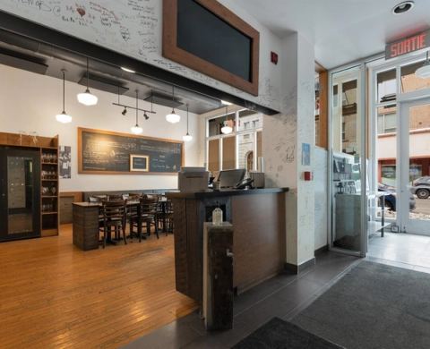 Intérieur du local à louer, 82-90, rue Wellington Nord