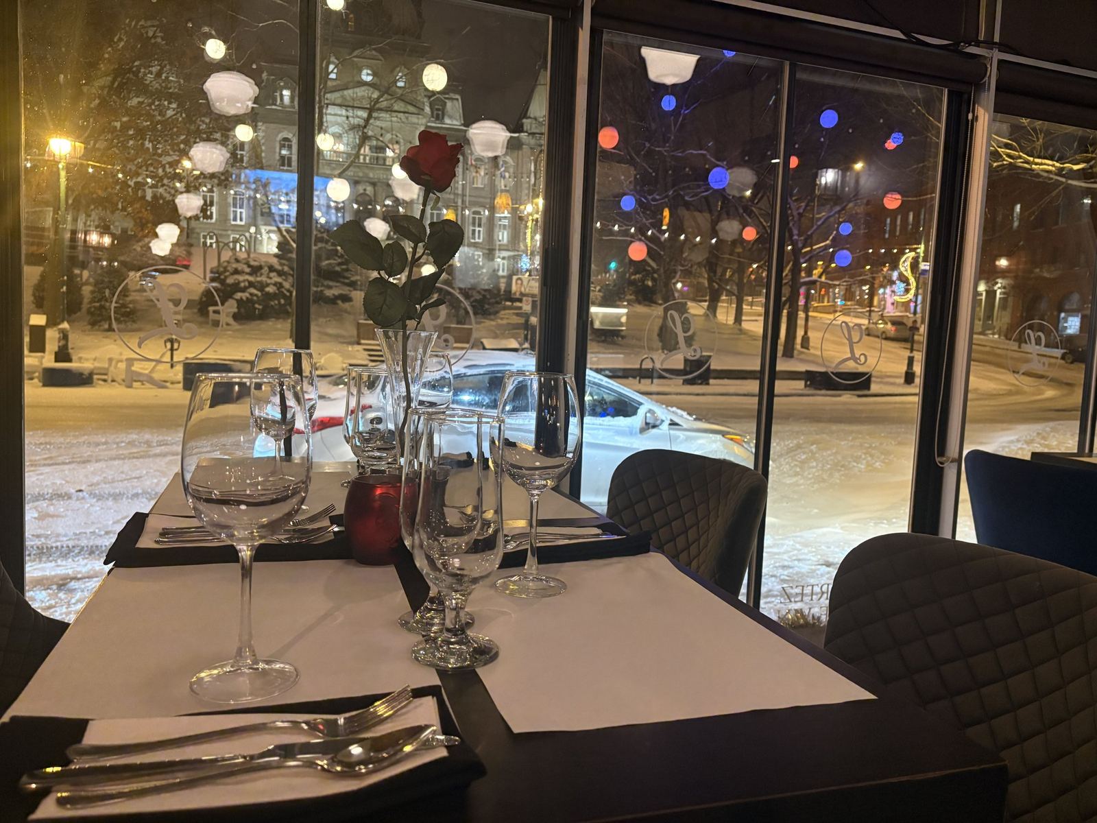 Table dressée près des fenêtres du restaurant