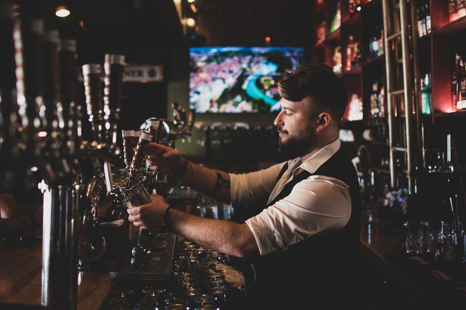 Un barman tire une bière au King Hall