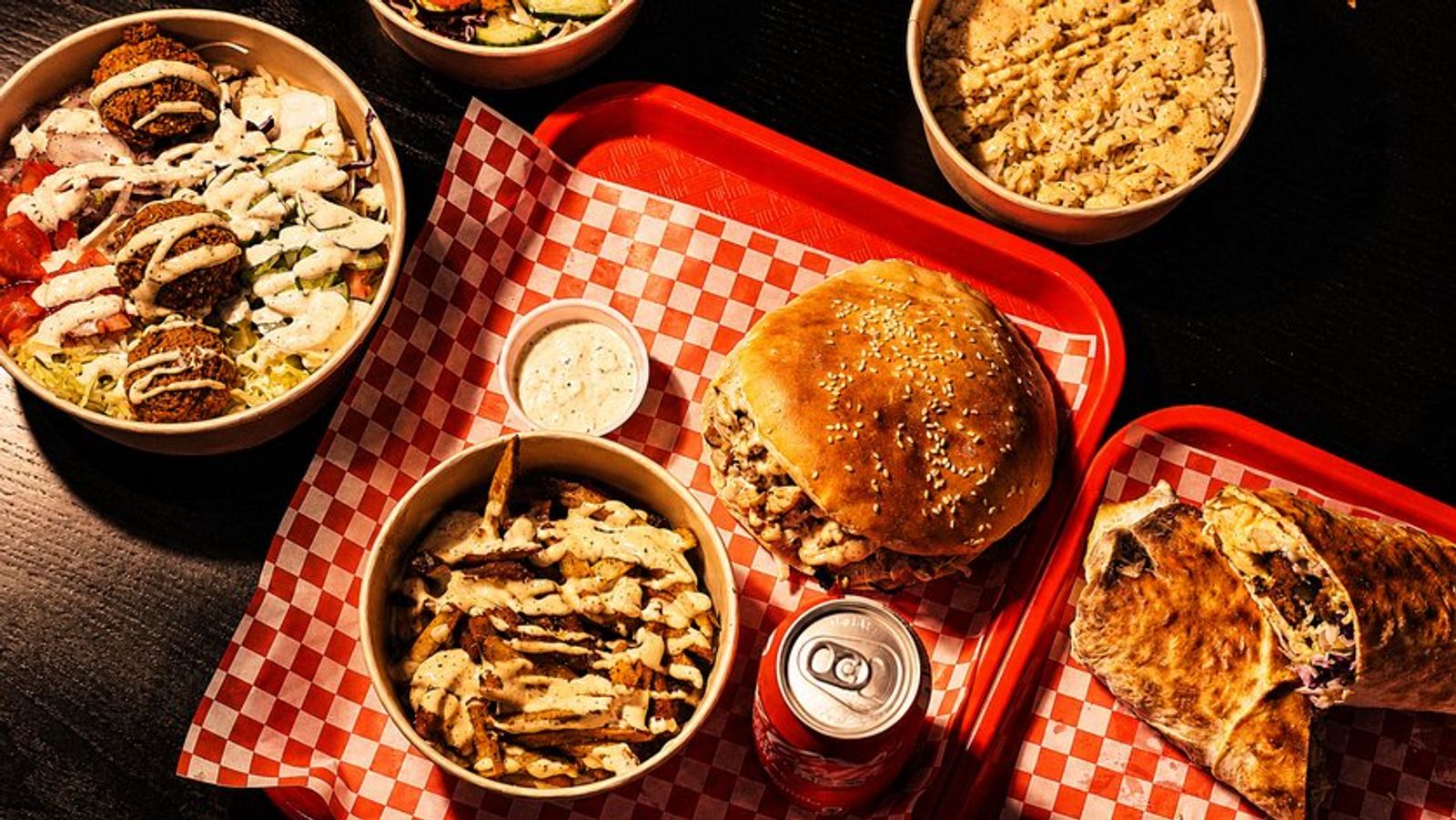 Kebabs, frites et sauces sur plateau