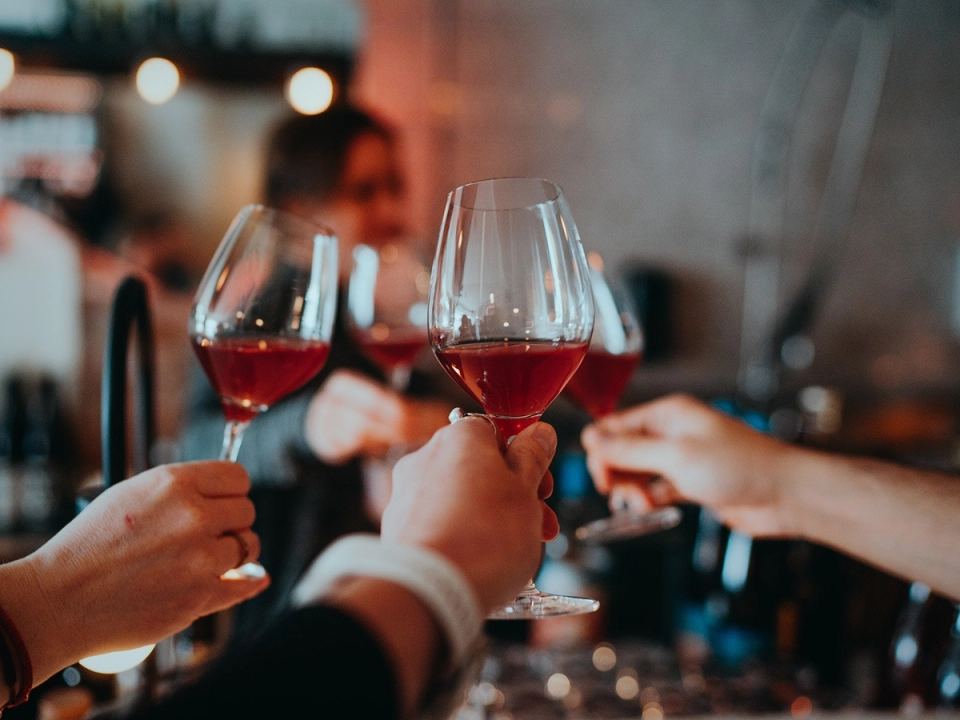 Des clients trinquent au vin rouge chez Vin Polisson