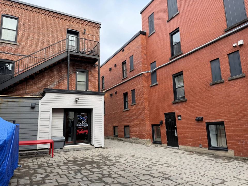 Entrée du local à l'arrière du 297-303, rue King Ouest
