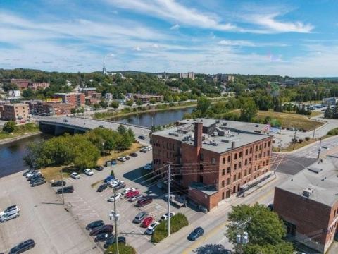 Vue aérienne de l'immeuble du 31, rue King Ouest et du centre-ville