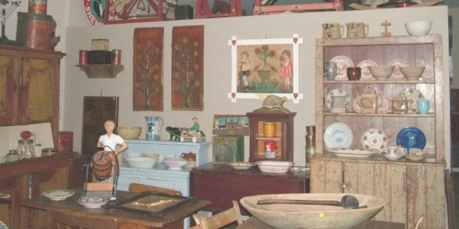 Meubles et objets anciens en boutique