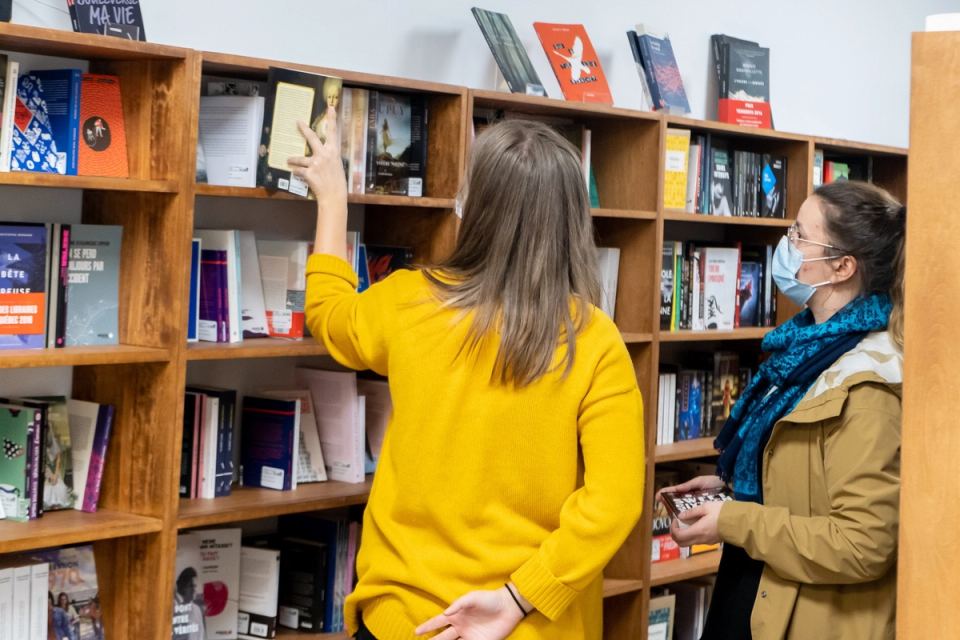 Clientes devant les rayons de la librairie